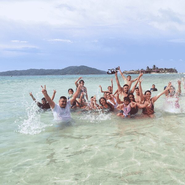 Group tour at Cayos Cochinos Caribbean islands Honduras